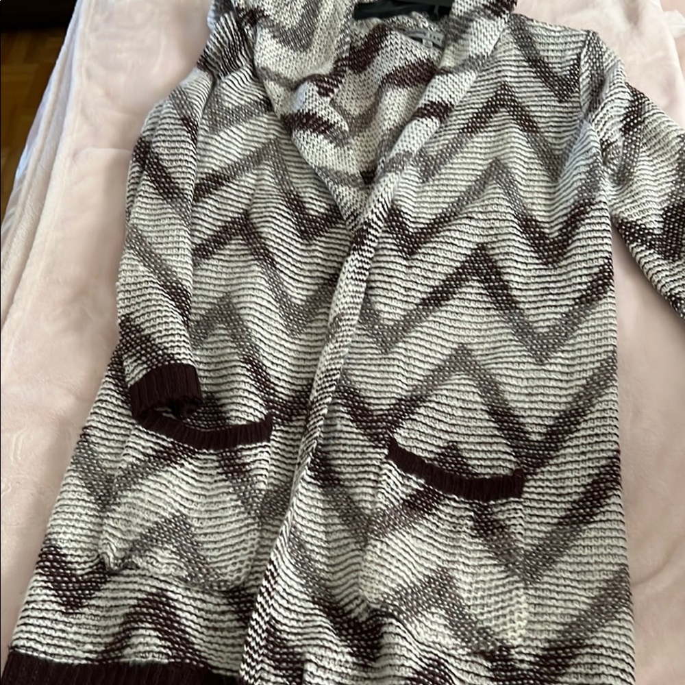Chevron Patterned Women's Sweater - Black and White